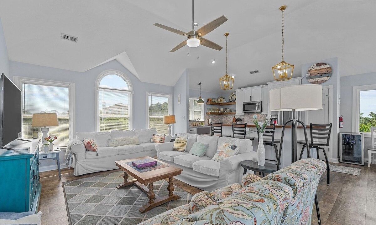 Photo of Livingroom in Monteray Shores
