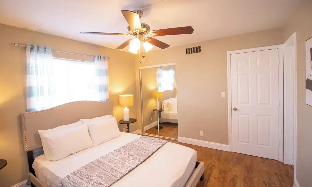 Photo of Bedroom in Central Oakland Park