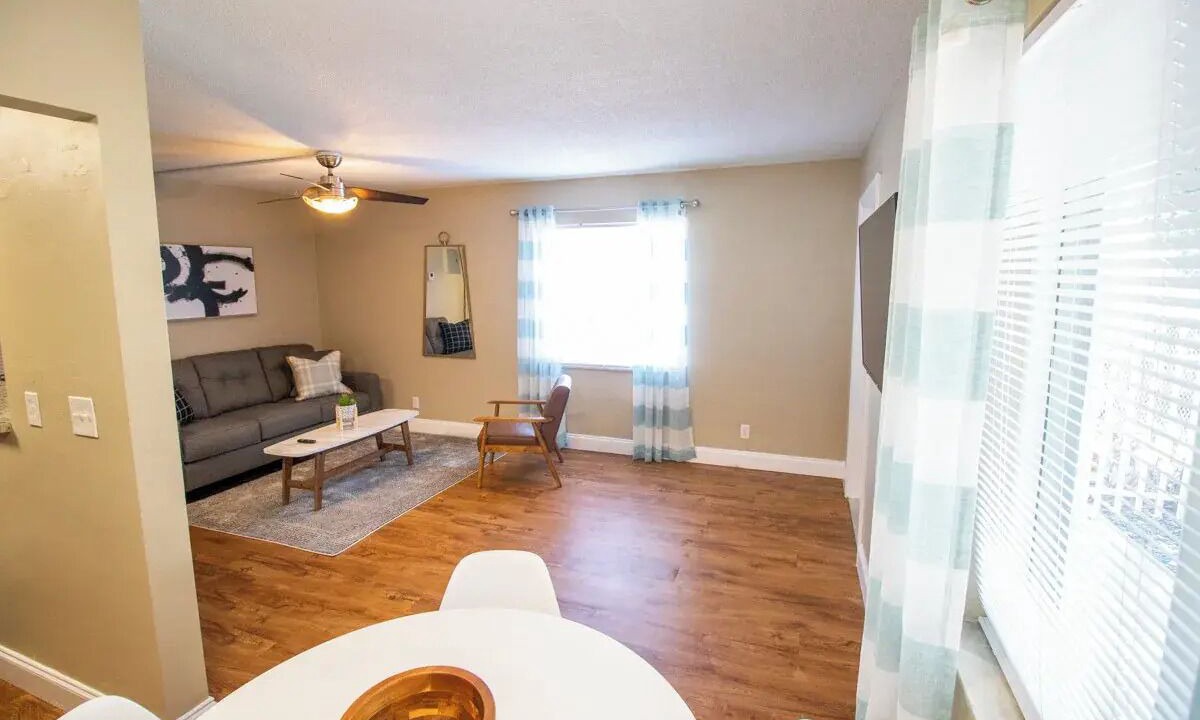 Photo of Livingroom in Central Oakland Park