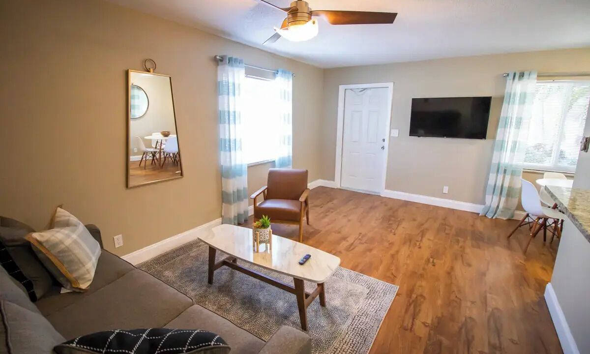 Photo of Livingroom in Central Oakland Park
