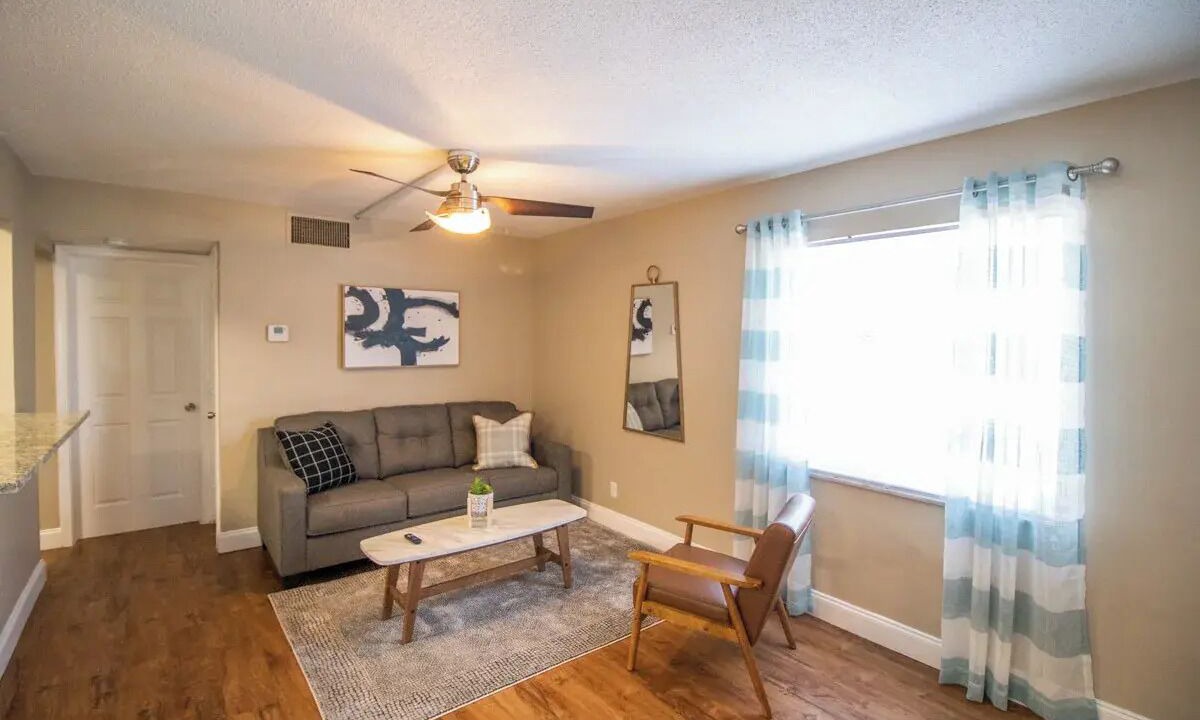 Photo of Livingroom in Central Oakland Park
