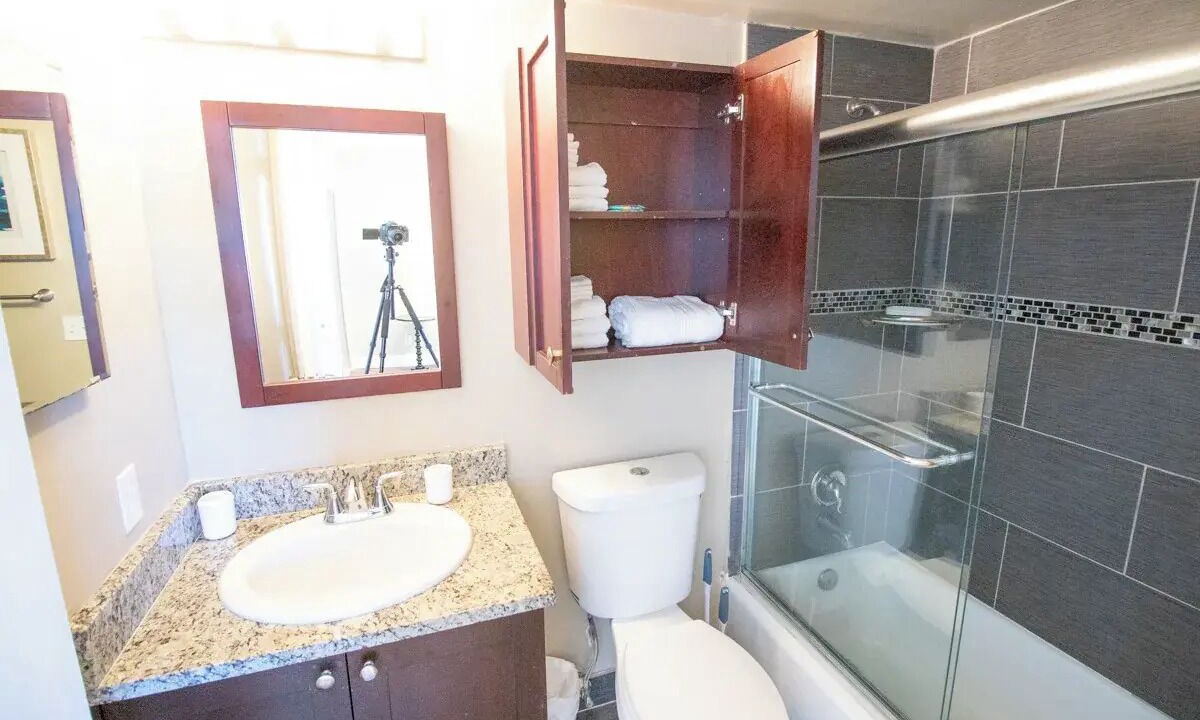 Photo of Bathroom in Central Oakland Park