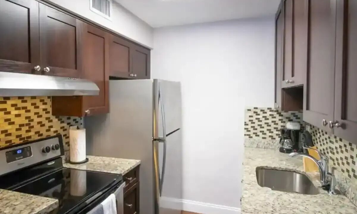 Photo of Kitchen in Central Oakland Park