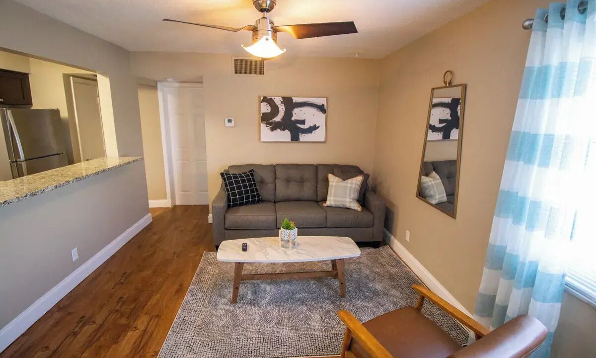 Photo of Livingroom in Central Oakland Park