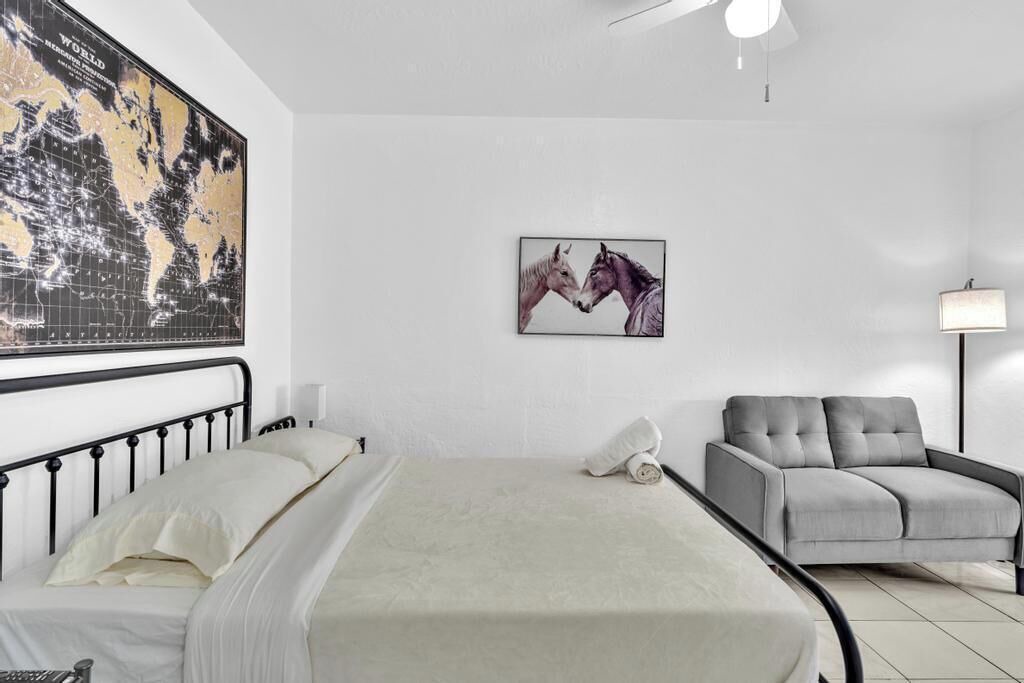 Photo of Bedroom in Downtown Hollywood