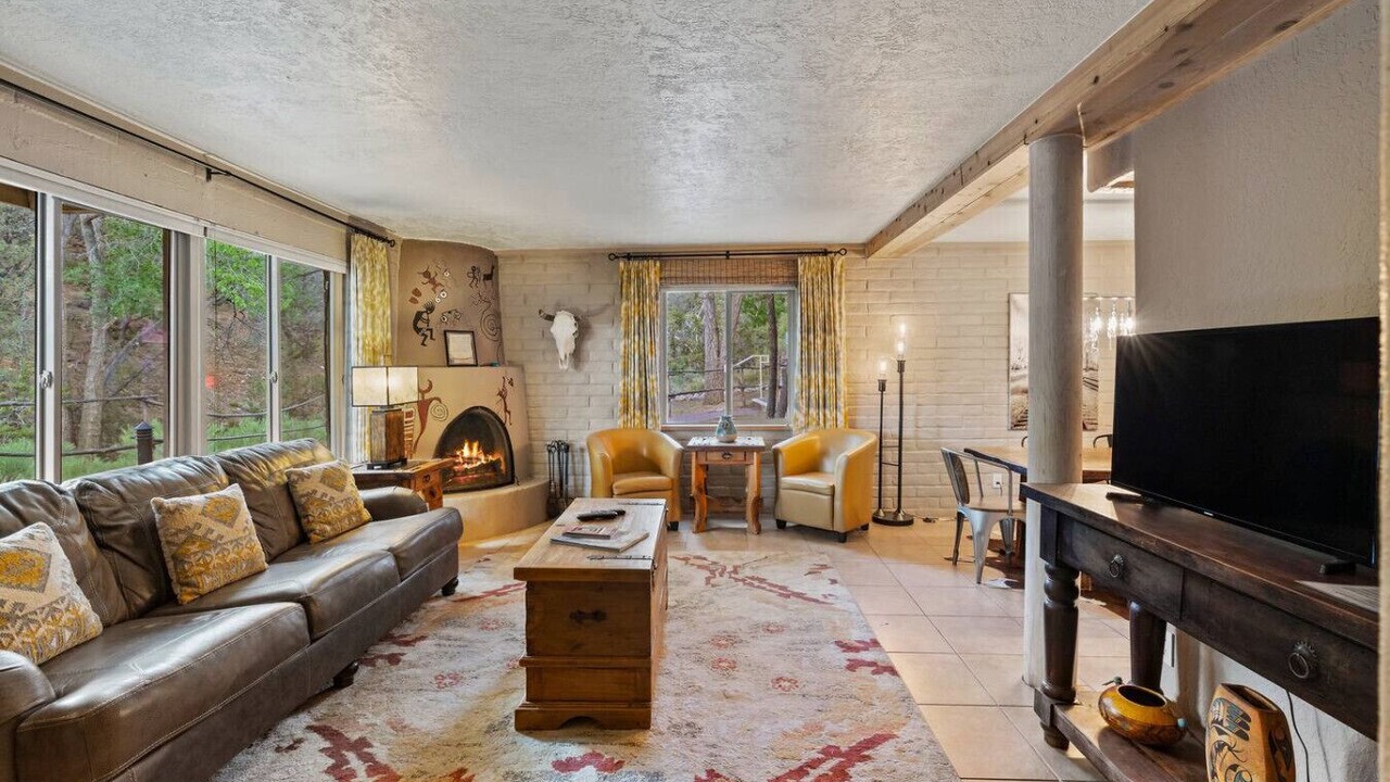 Photo of Livingroom in Historic Eastside