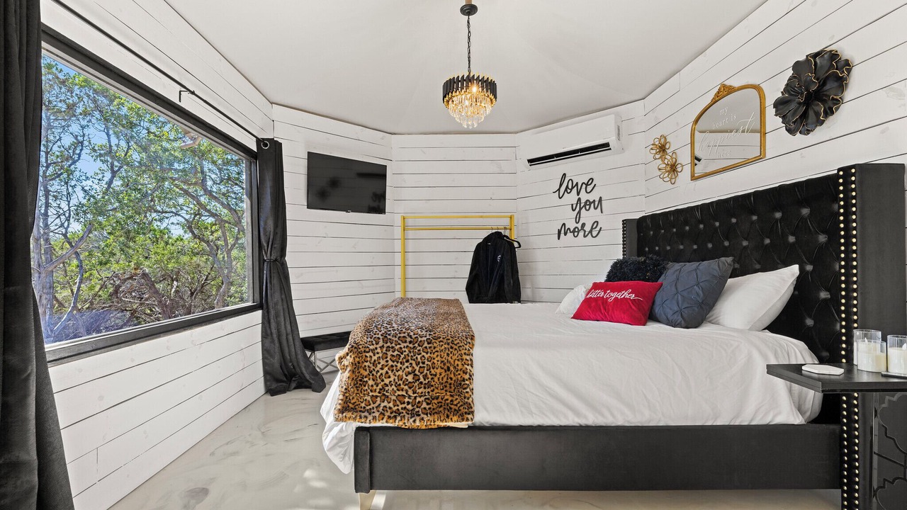 Photo of Bedroom in Canyon Lake