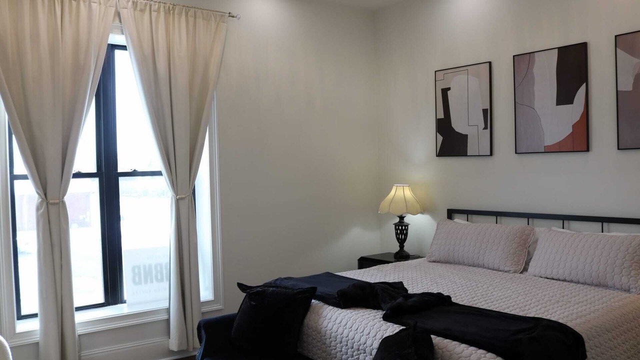 Photo of Bedroom in Metropolis