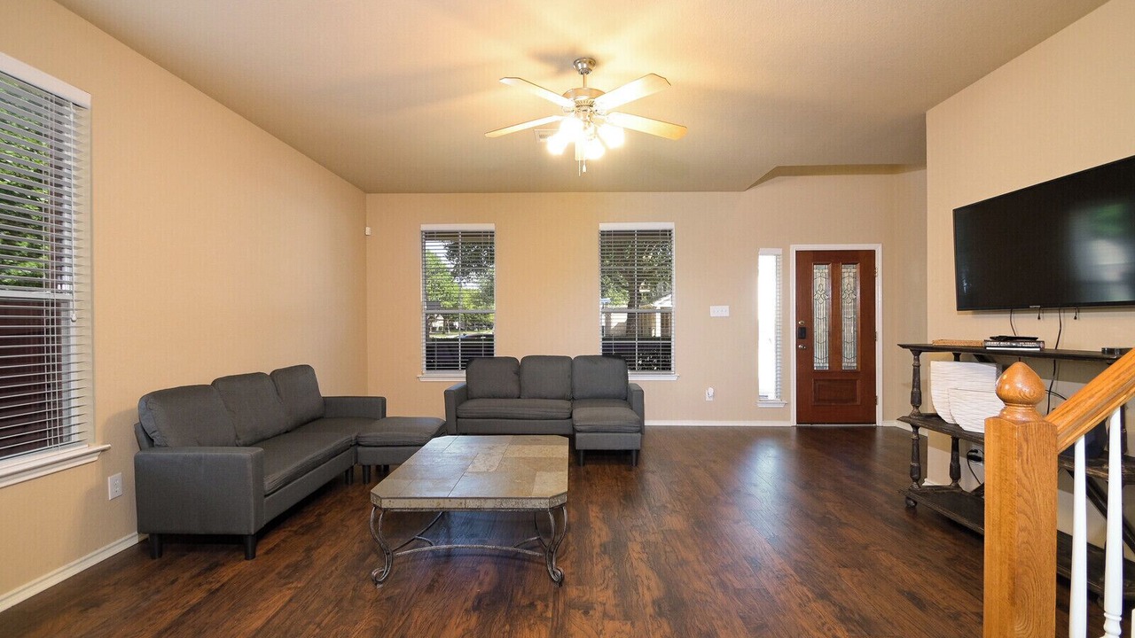 Photo of Livingroom in Far North Central