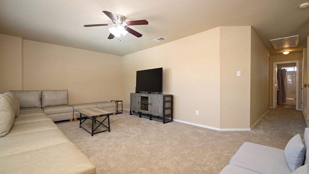 Photo of Livingroom in Far North Central