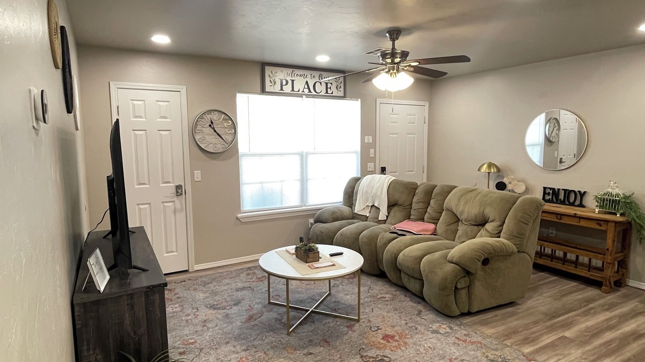 Photo of Livingroom in Ada