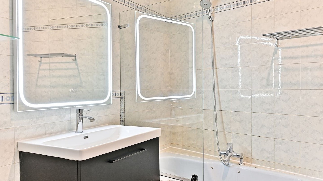 Photo of Bathroom in Saint-Lambert