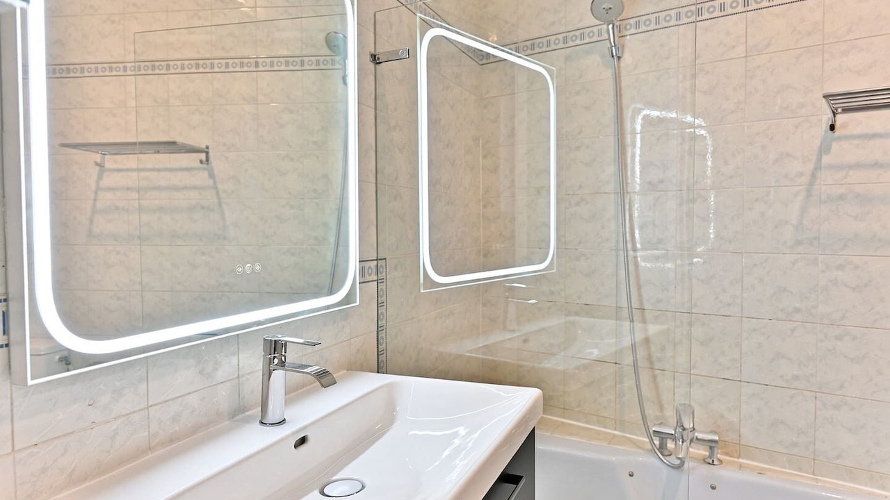 Photo of Bathroom in Saint-Lambert