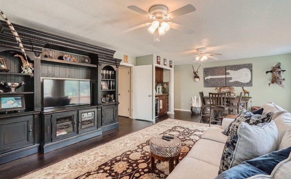 Photo of Livingroom in Horseshoe Bay West