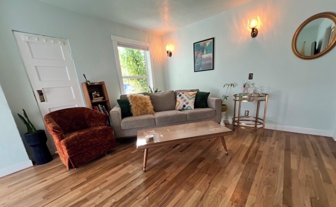 Photo of Livingroom in Depot Bench