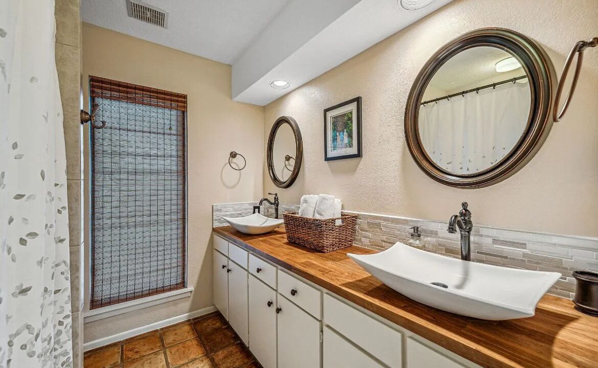 Photo of Bathroom in Annetta North