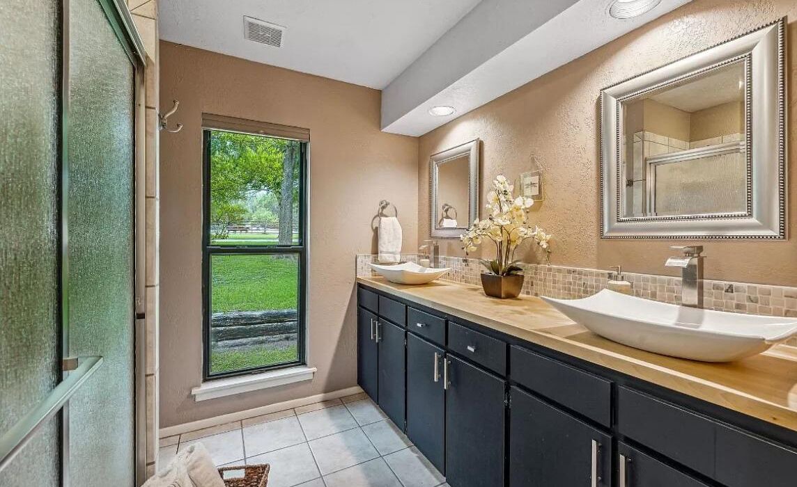 Photo of Bathroom in Annetta North