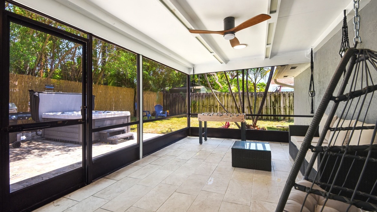 Photo of Patio Balcony in Tropic Palms