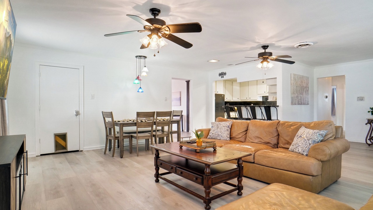 Photo of Livingroom in Westworth Village