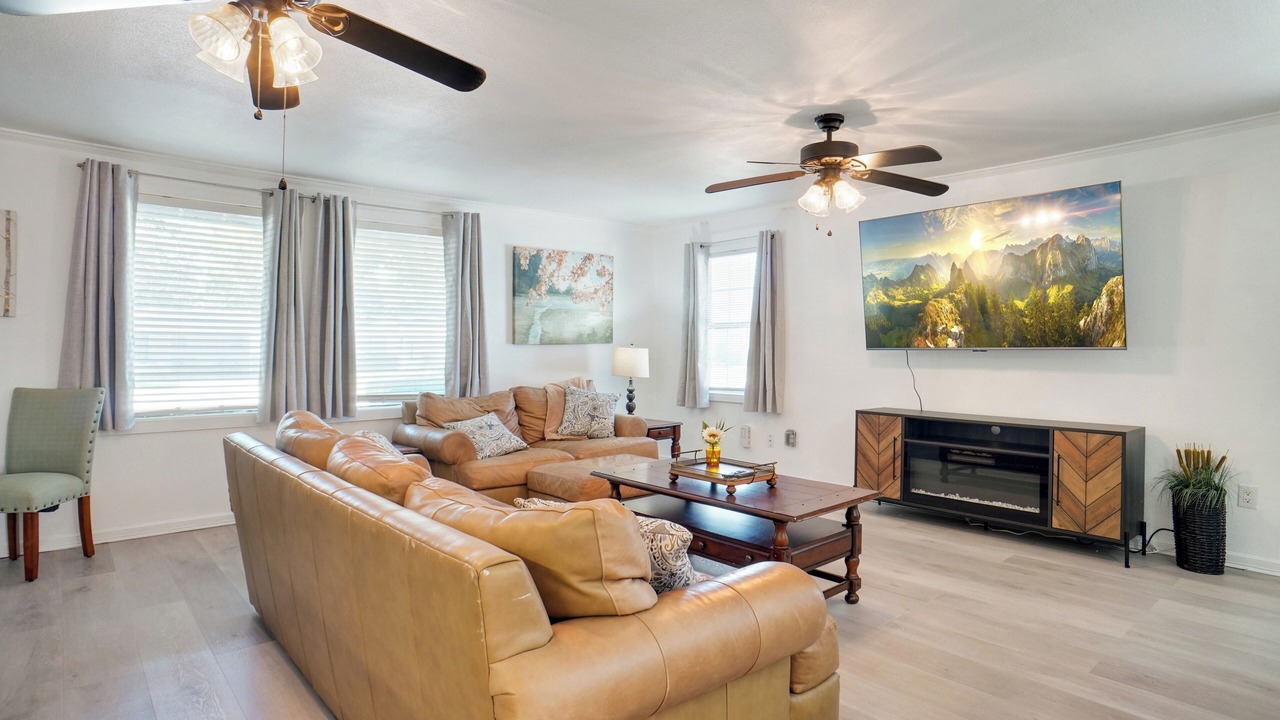 Photo of Livingroom in Westworth Village