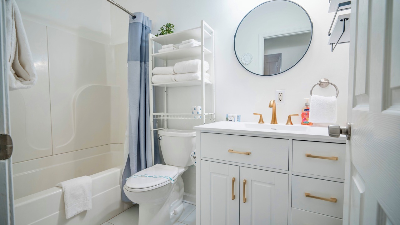 Photo of Bathroom in Thunderbolt