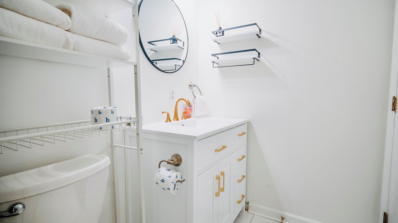 Photo of Bathroom in Thunderbolt