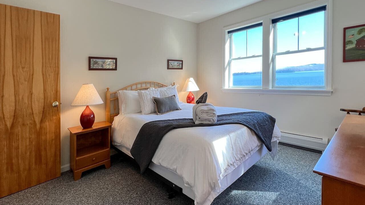 Photo of Bedroom in Newport Center