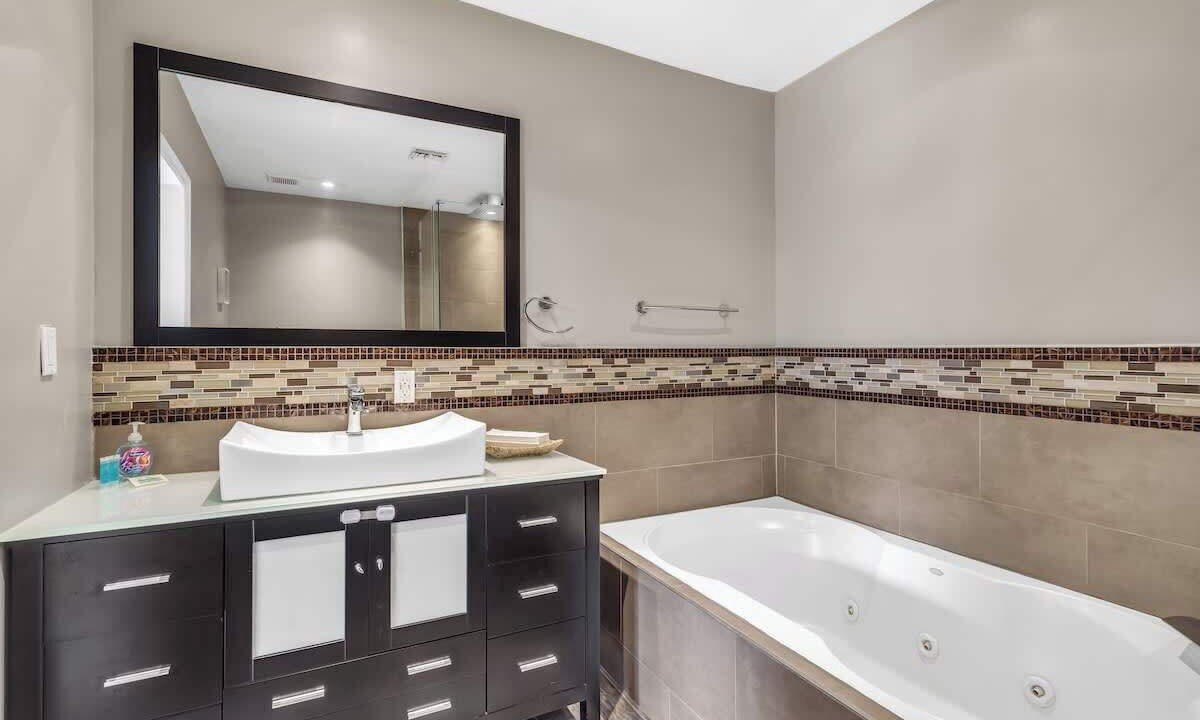 Photo of Bathroom in Golden Glades
