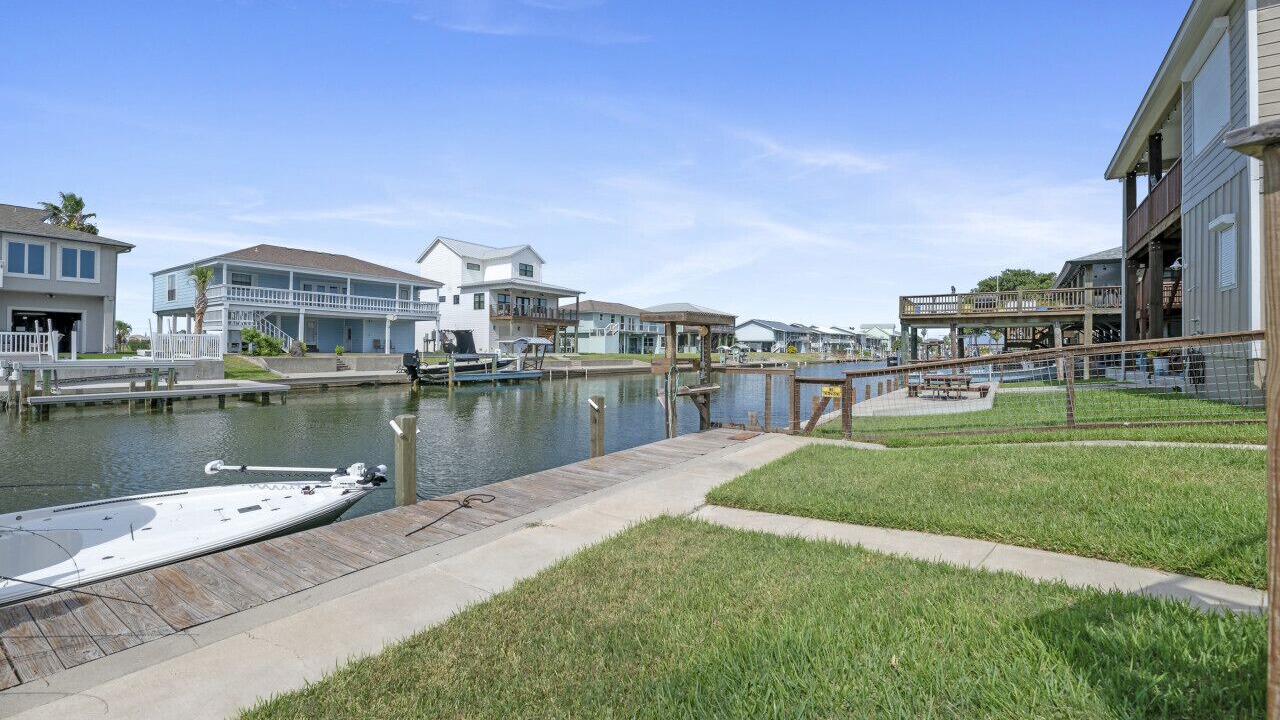 Photo of Patio Balcony in City-by-the Sea