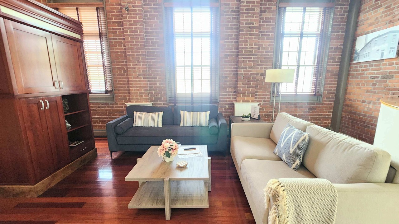 Photo of Livingroom in College Hill