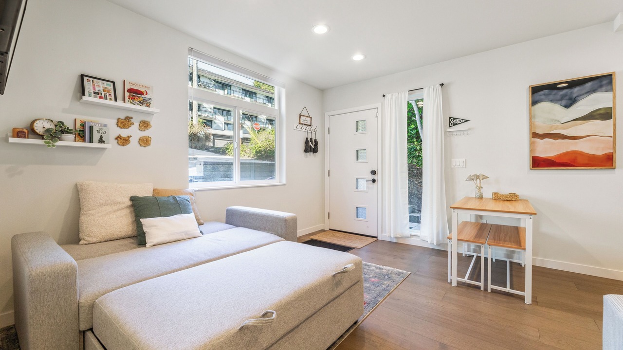 Photo of Livingroom in East Queen Anne