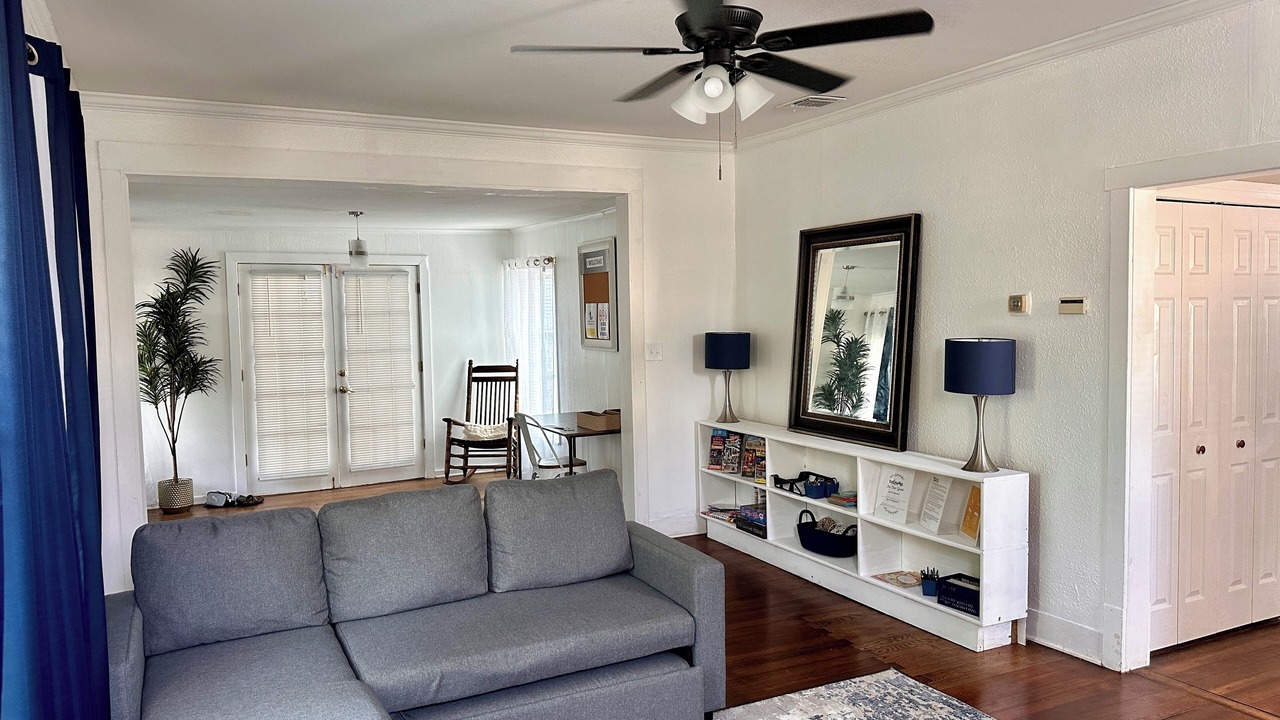 Photo of Livingroom in Mahncke Park