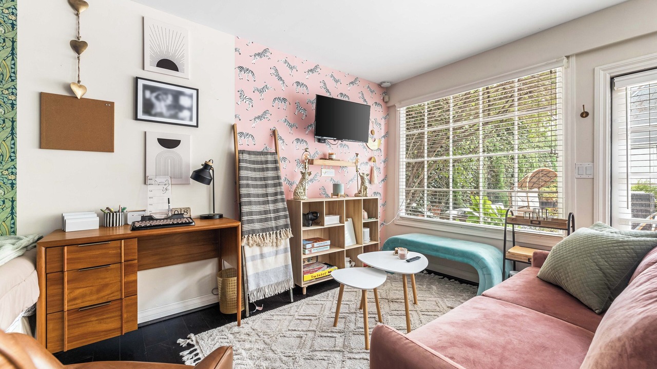 Photo of Livingroom in Greater Wilshire - Hancock Park