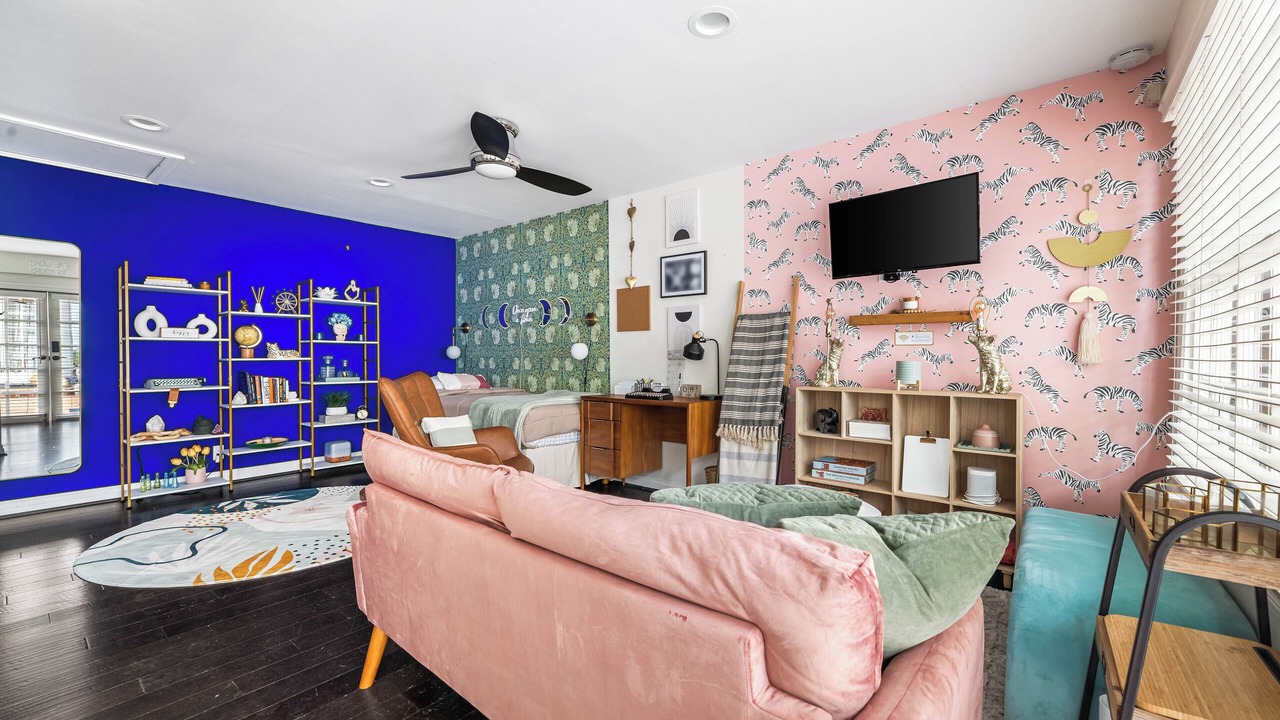 Photo of Livingroom in Greater Wilshire - Hancock Park
