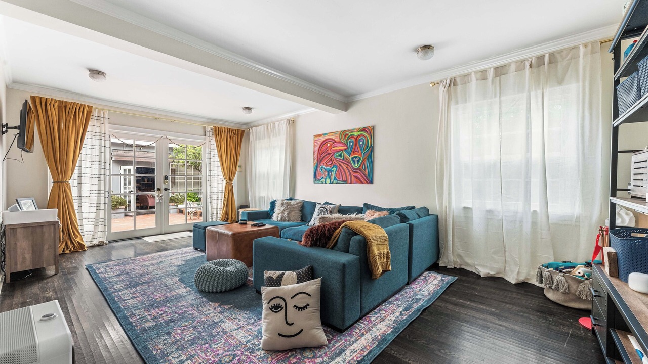 Photo of Livingroom in Greater Wilshire - Hancock Park