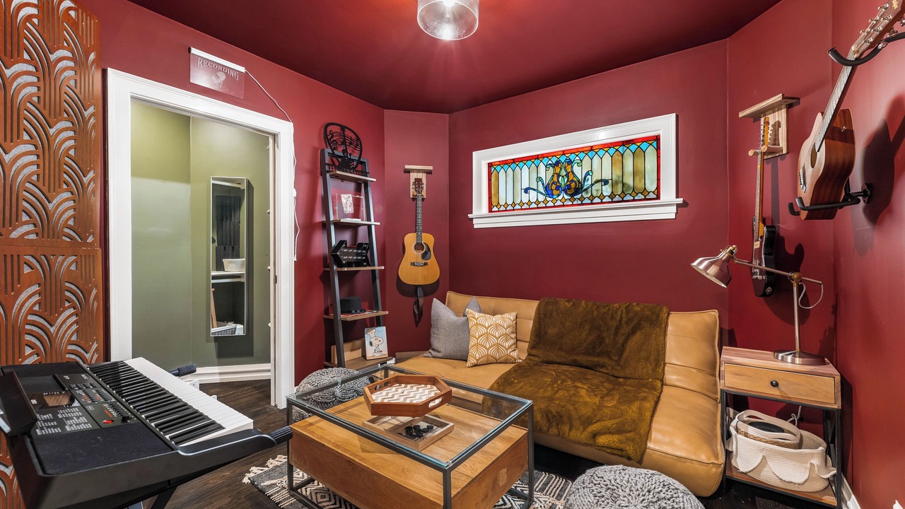 Photo of Livingroom in Greater Wilshire - Hancock Park