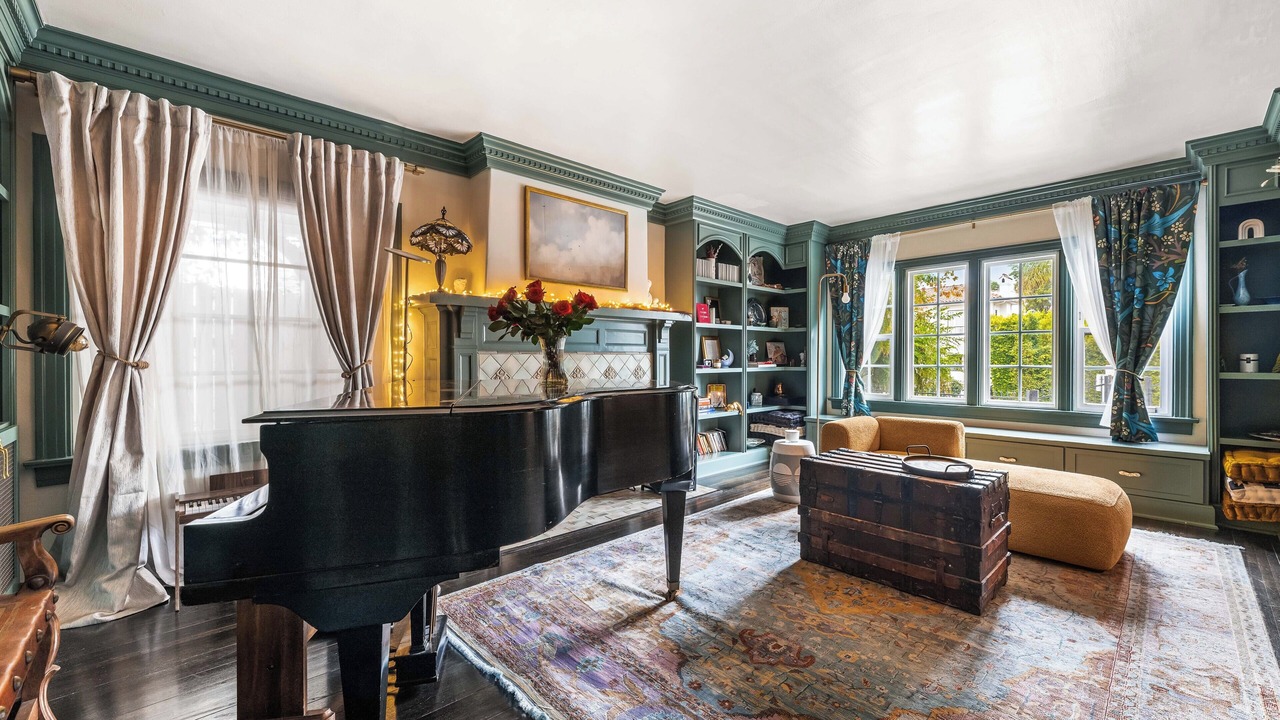 Photo of Livingroom in Greater Wilshire - Hancock Park