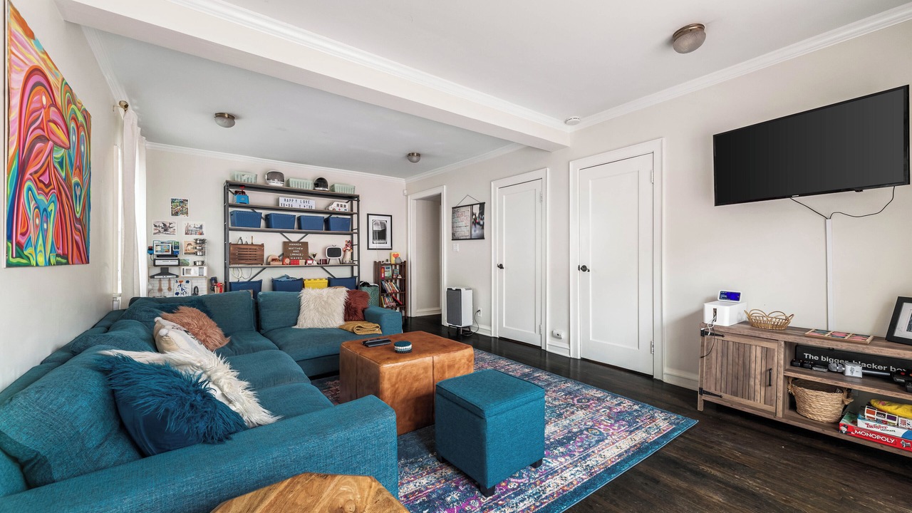 Photo of Livingroom in Greater Wilshire - Hancock Park
