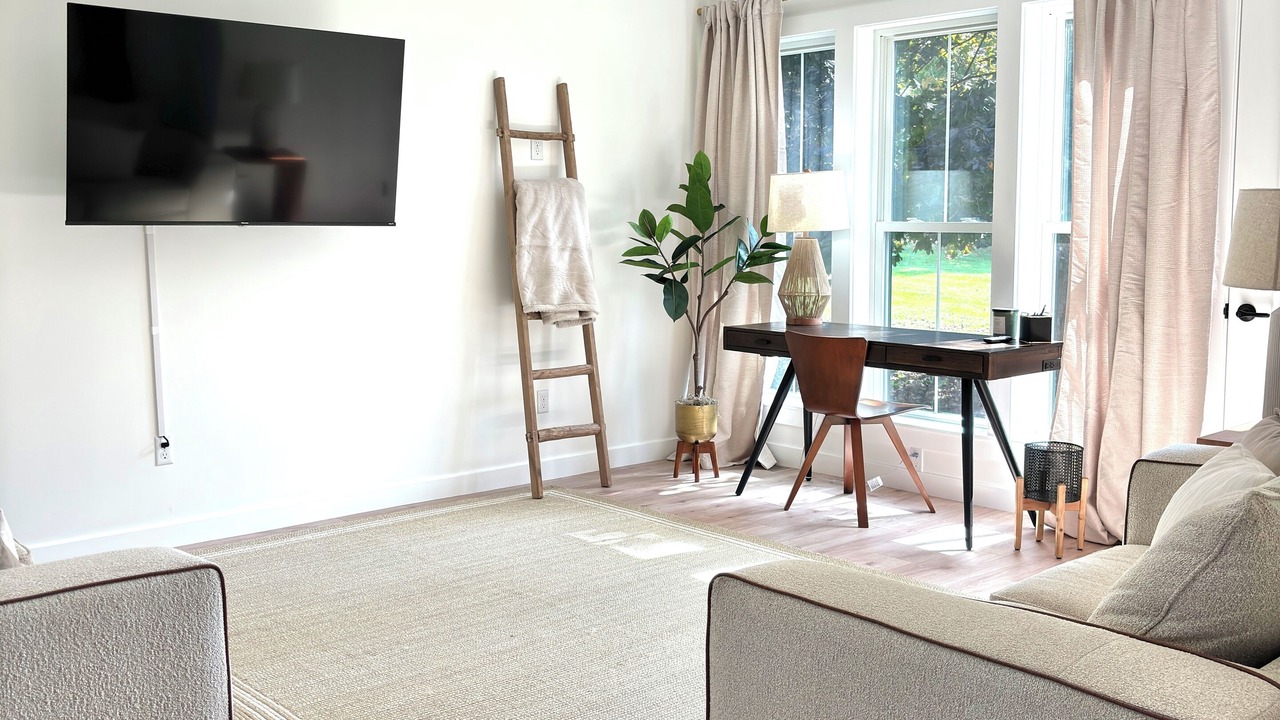 Photo of Livingroom in Town of Kirkland