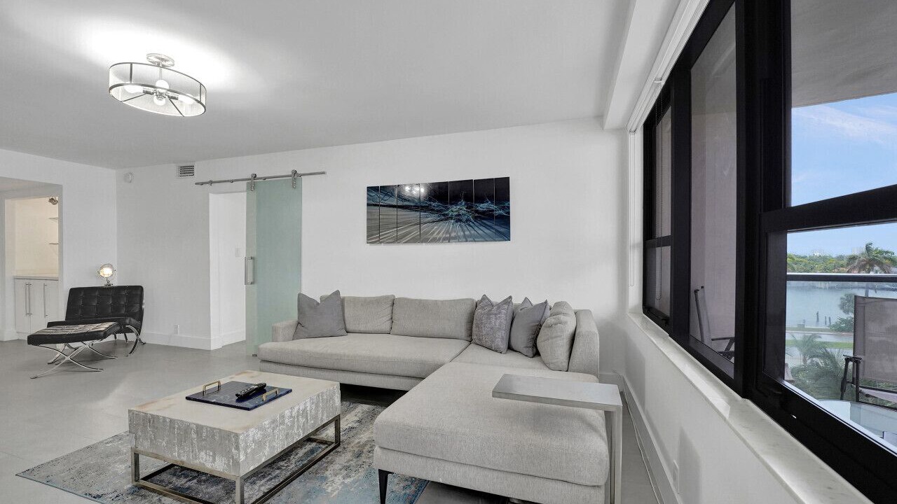 Photo of Livingroom in Mid Beach