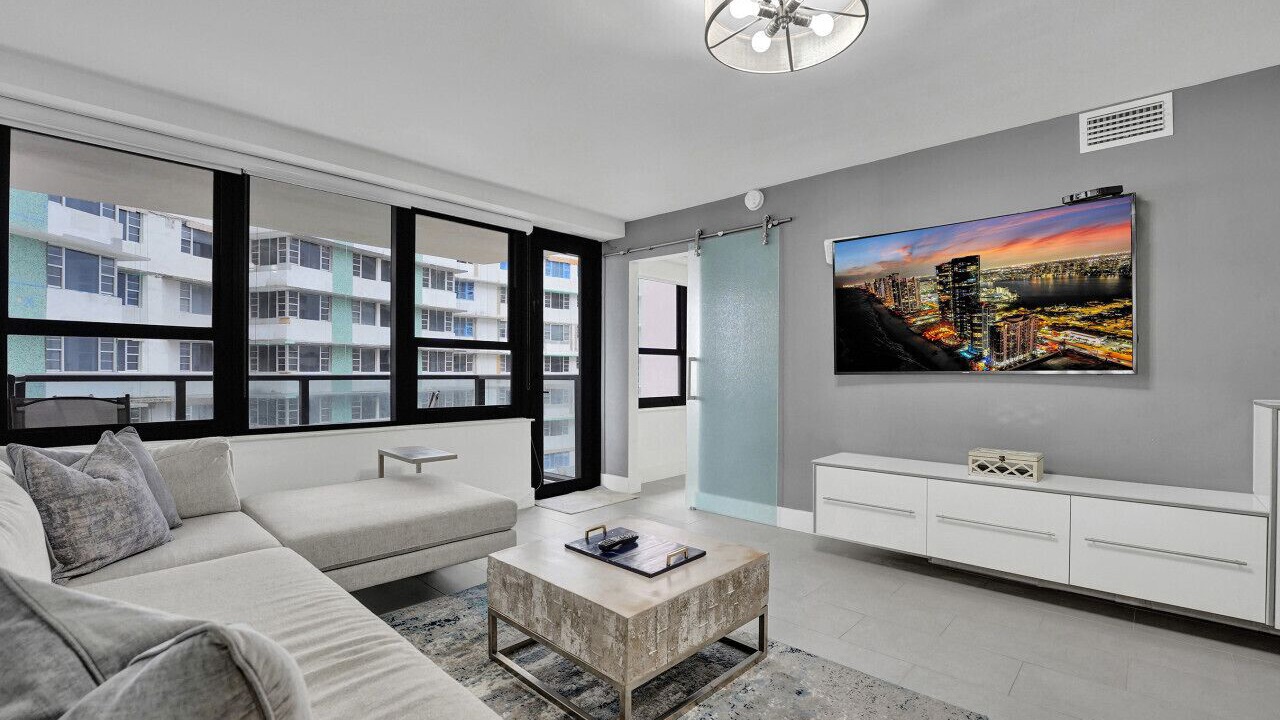 Photo of Livingroom in Mid Beach