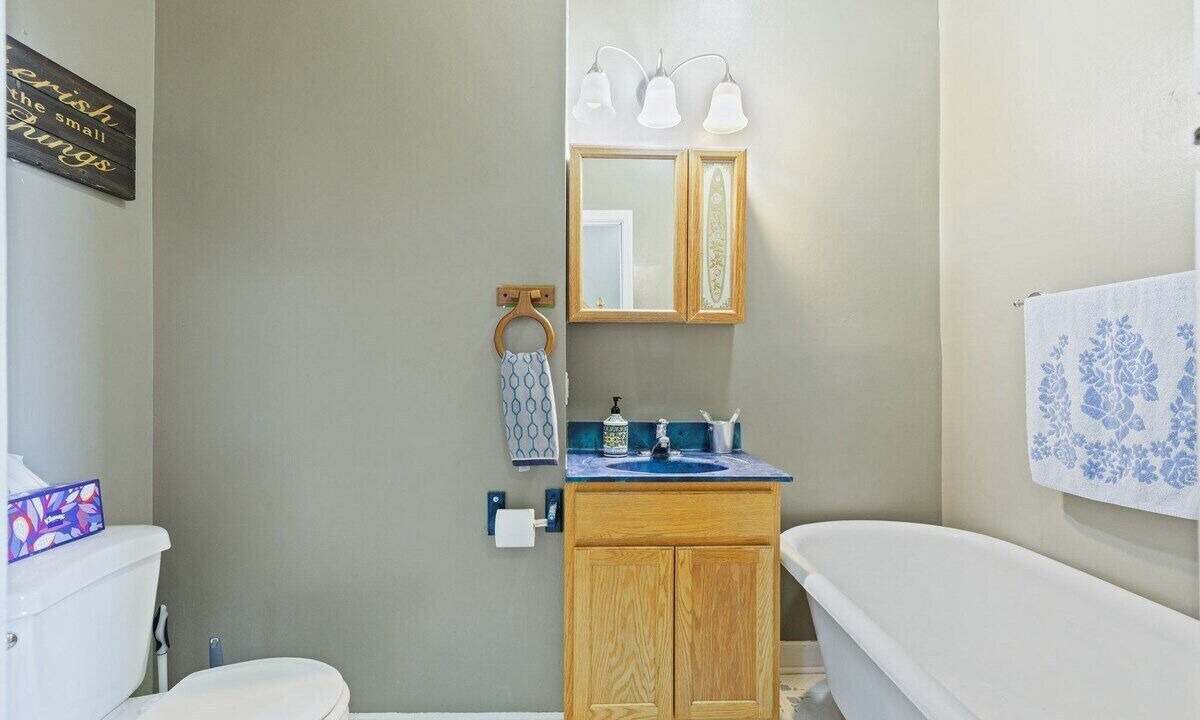 Photo of Bathroom in Babe Denny