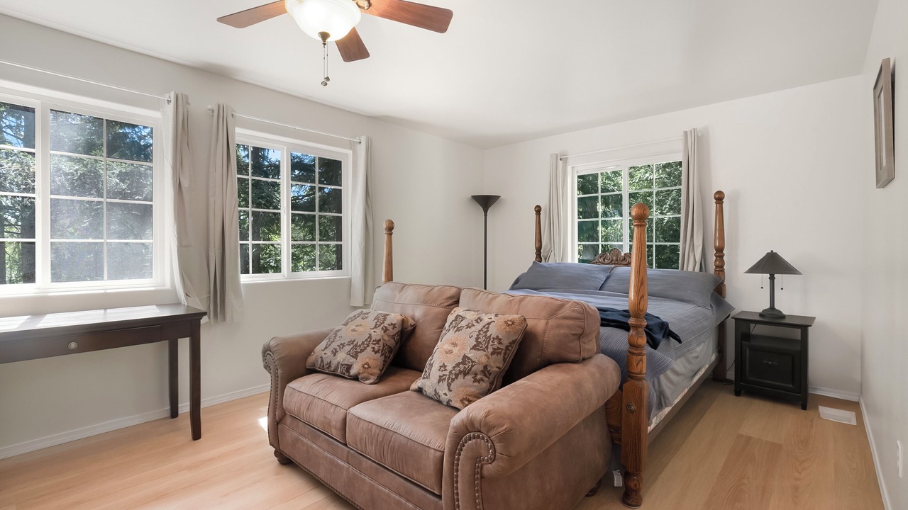 Photo of Bedroom in Lilliwaup