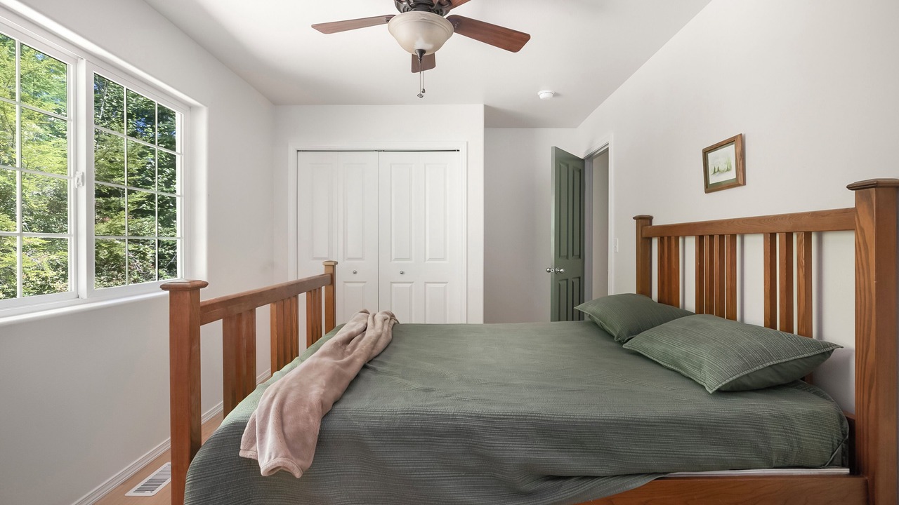 Photo of Bedroom in Lilliwaup