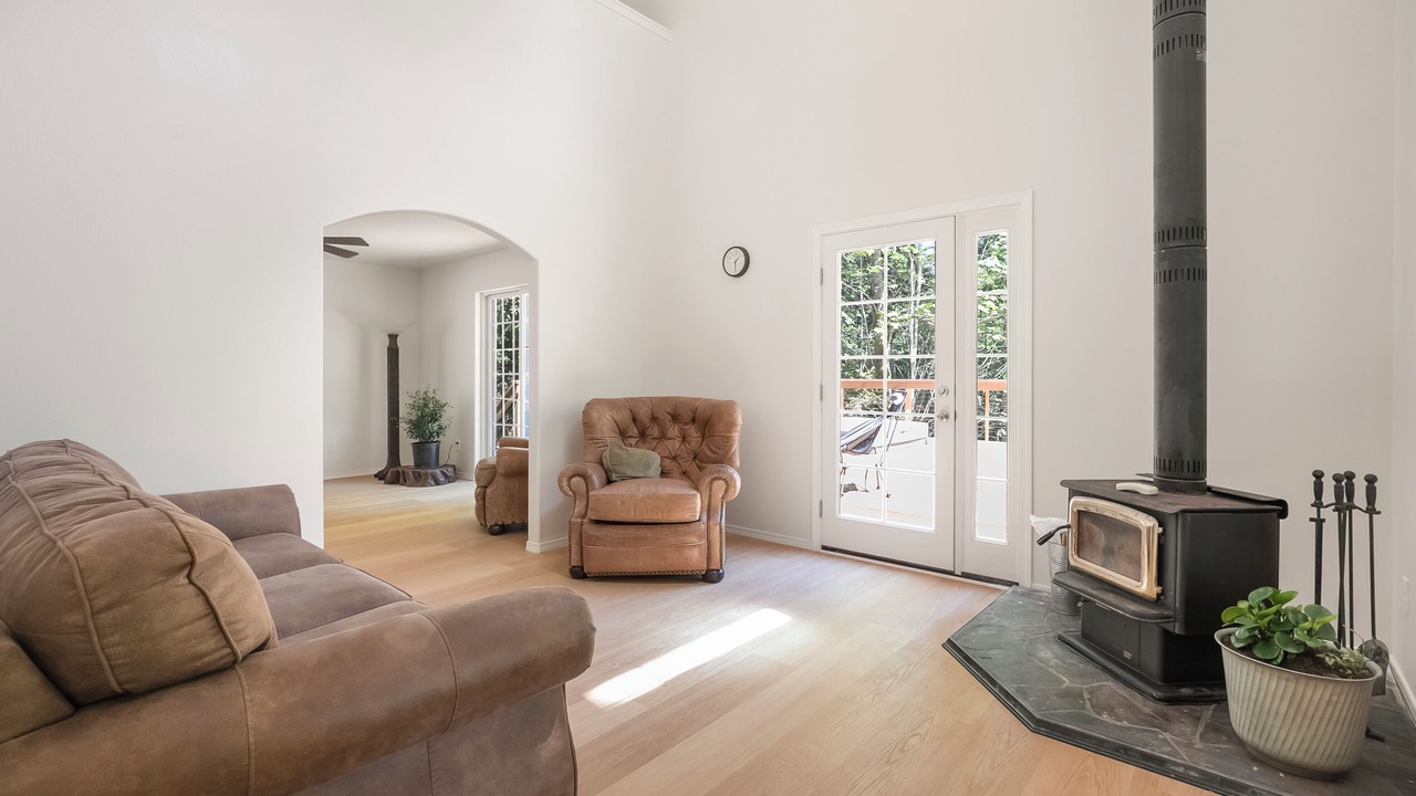 Photo of Livingroom in Lilliwaup