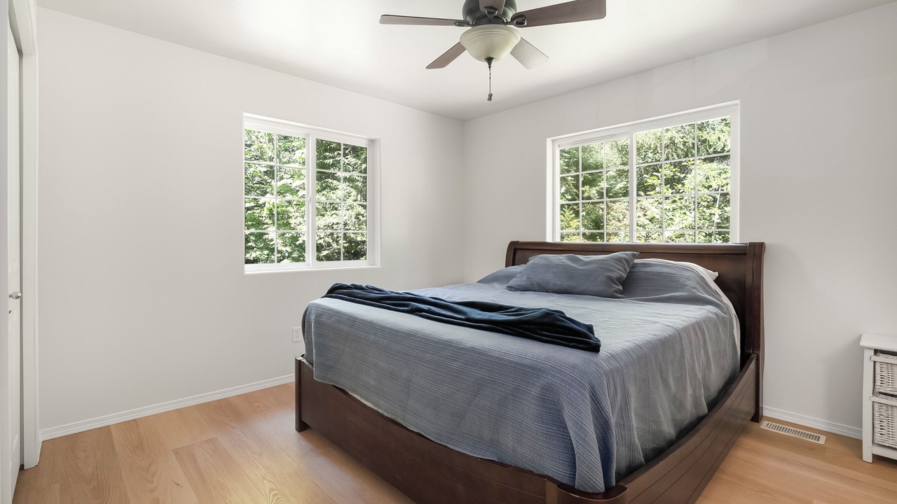 Photo of Bedroom in Lilliwaup