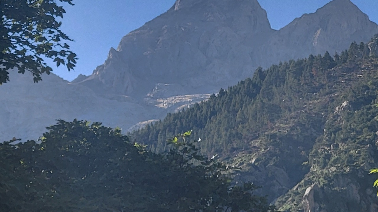 Photo of Others in Louvie Juzon