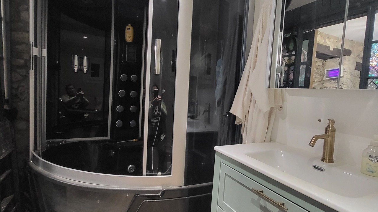 Photo of Bathroom in Louvie Juzon