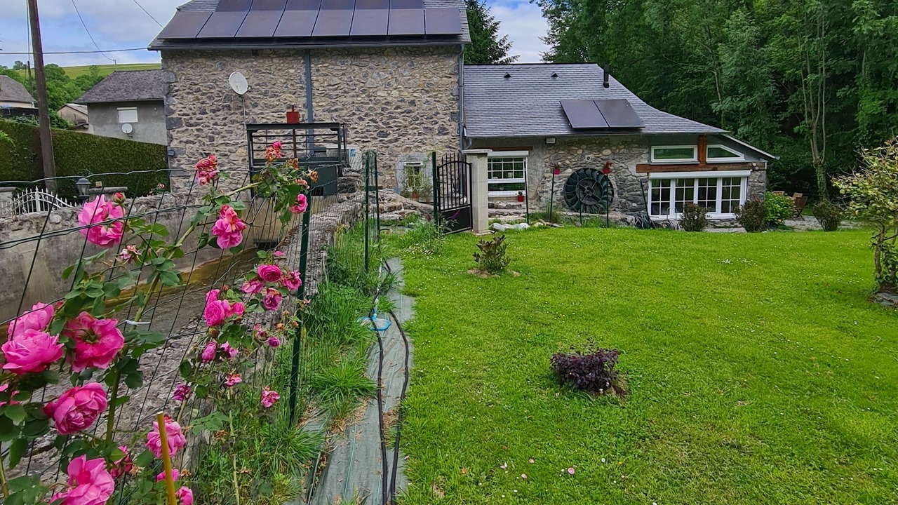 Photo of Outdoor in Louvie Juzon