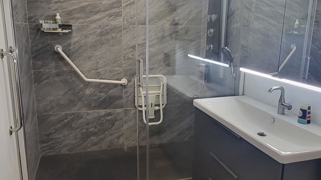 Photo of Bathroom in Louvie Juzon